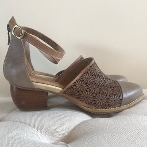 L’artiste spring step leather heels Sz 10.5/11 European Sz 42